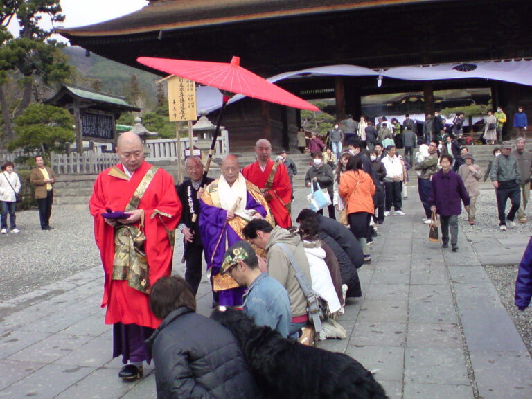 【神社仏閣めぐり】善光寺　お数珠頂戴　善男善女本堂前に跪く！