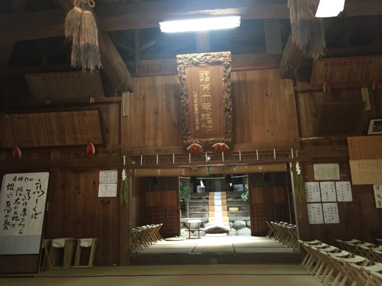 御柱祭 霧原大元神社（須坂市上八町）建て御柱本堂に建つ！