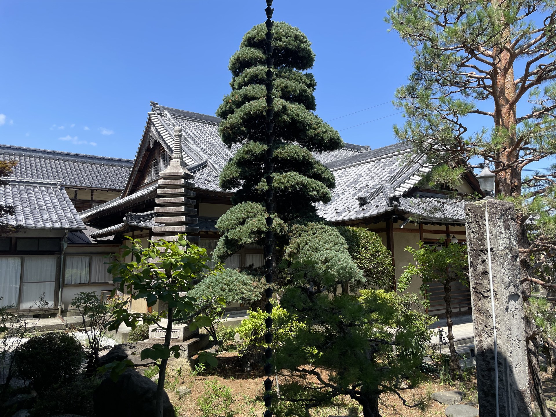 長野市風間・常福寺境内から望む本堂と石灯籠