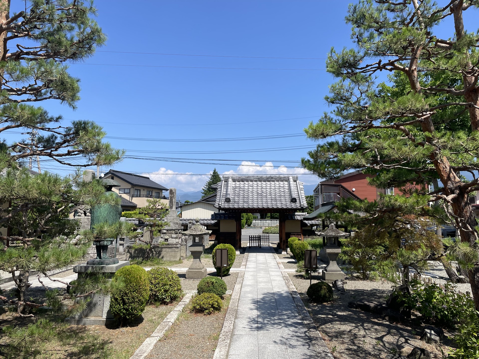 長野市風間・常福寺本堂へ続く参道