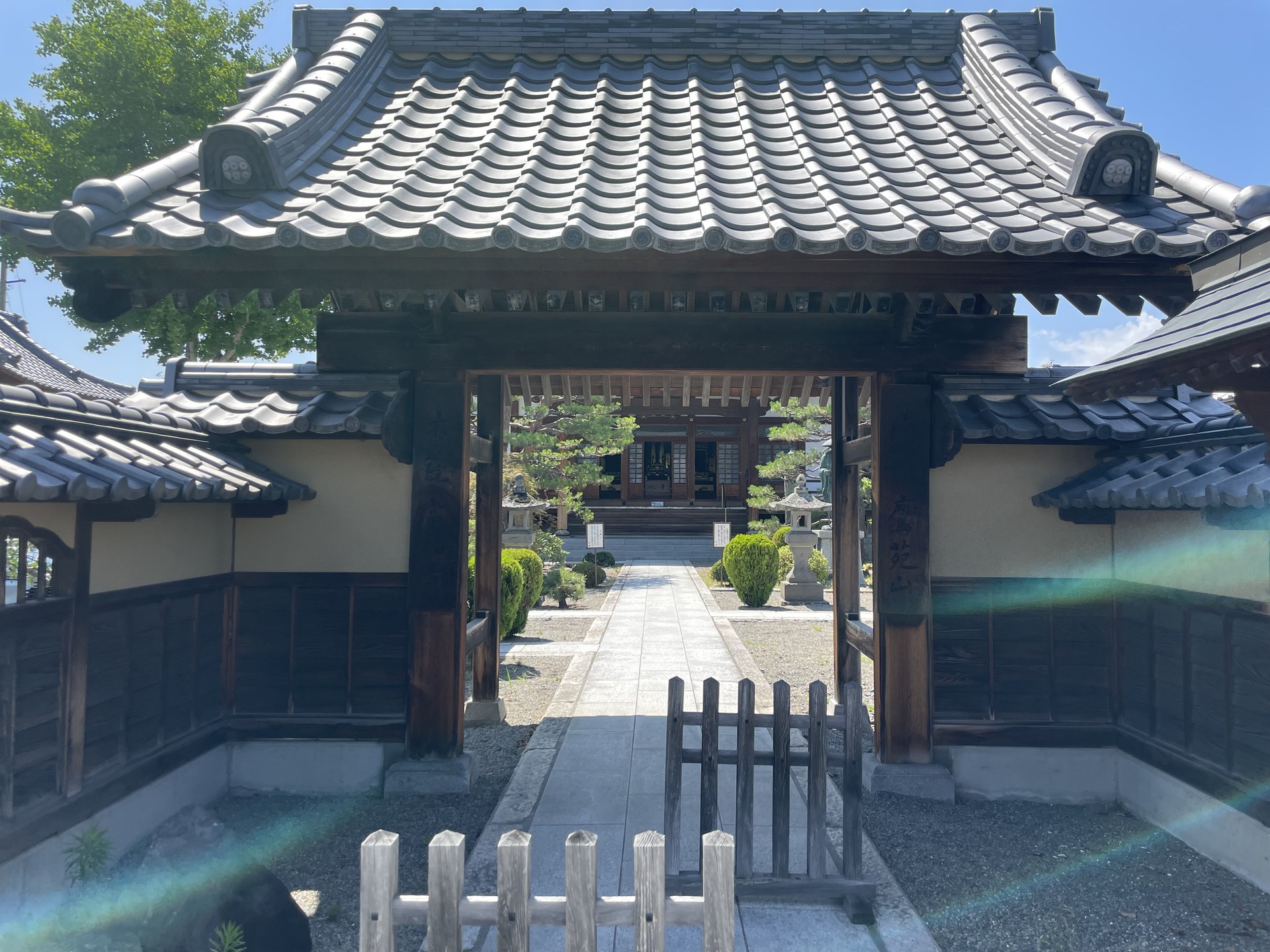 長野市風間・常福寺の山門と参道