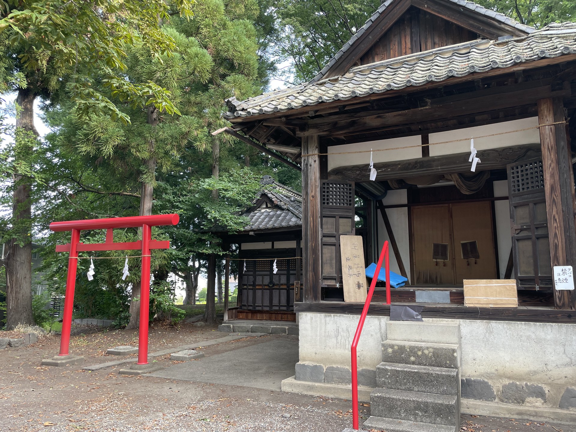 芝宮墨坂神社境内の社殿と赤い鳥居