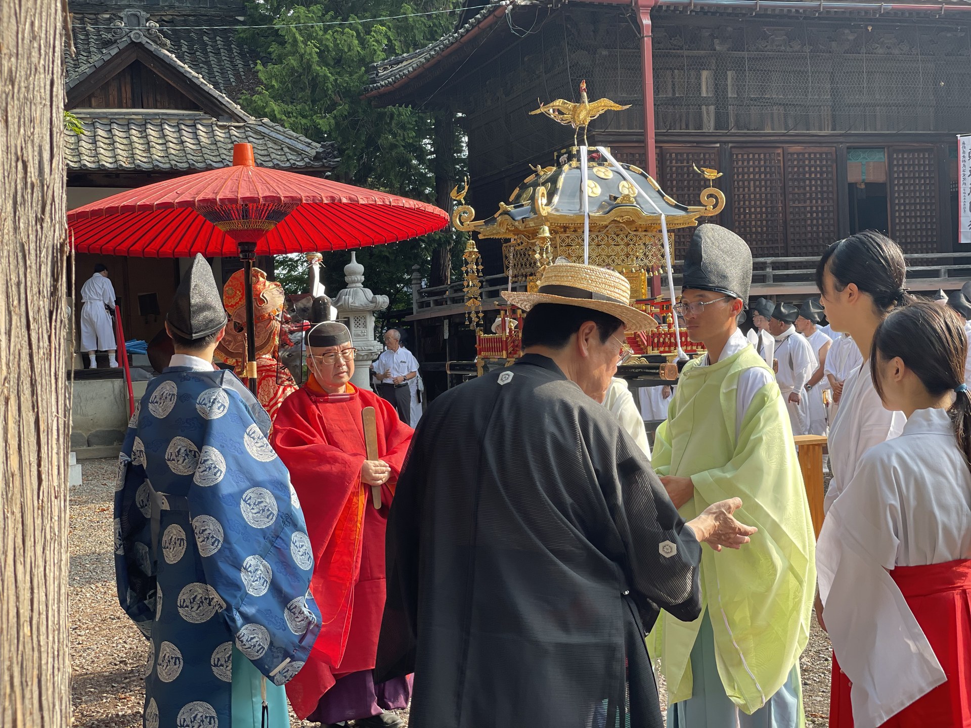 弥栄祭の神事に奉仕する神職と参列者