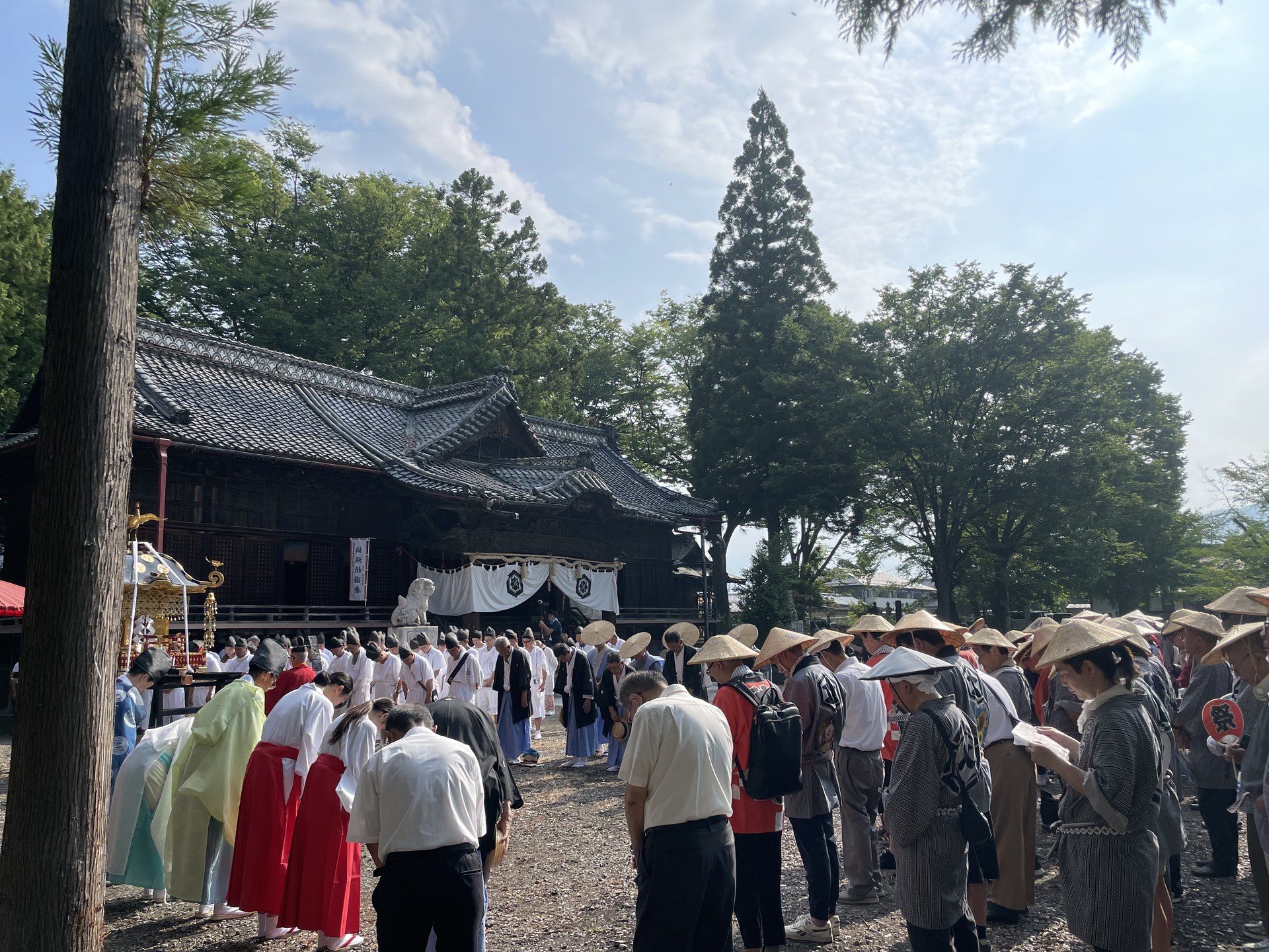 須坂祇園祭の朝に芝宮墨坂神社へ集う人々