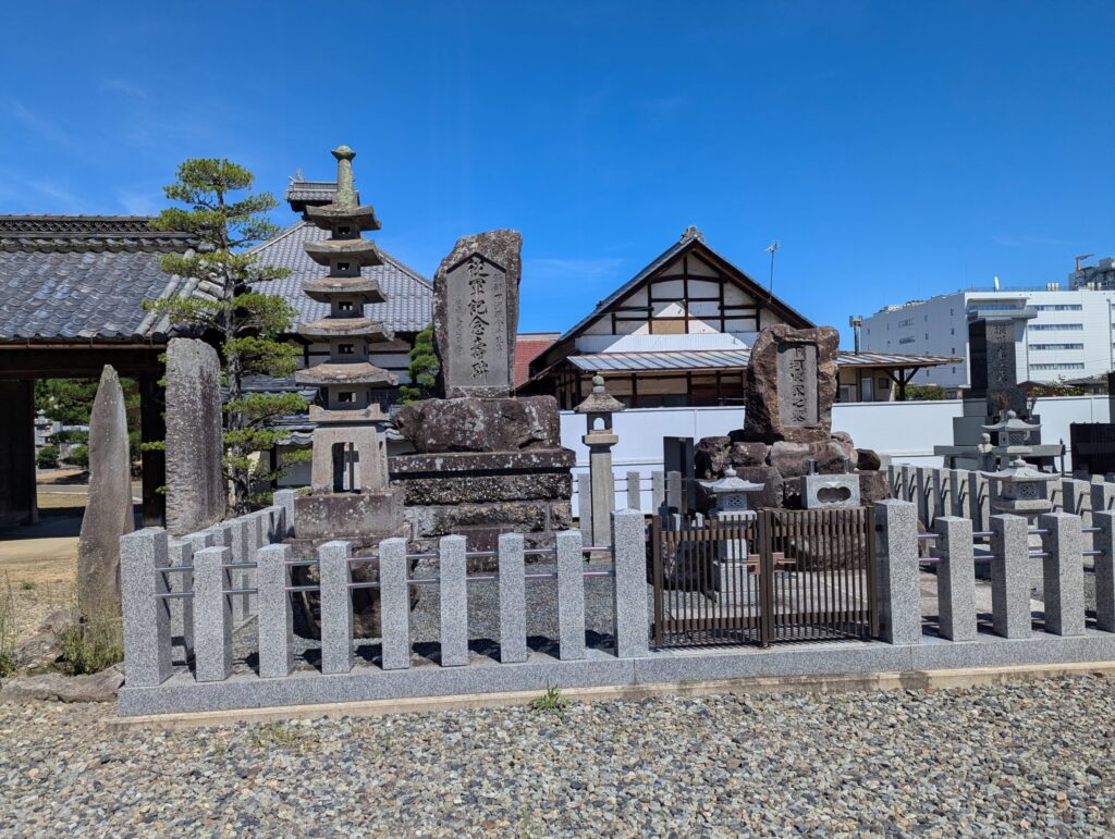 松と堂宇が見える池翁禅寺の境内