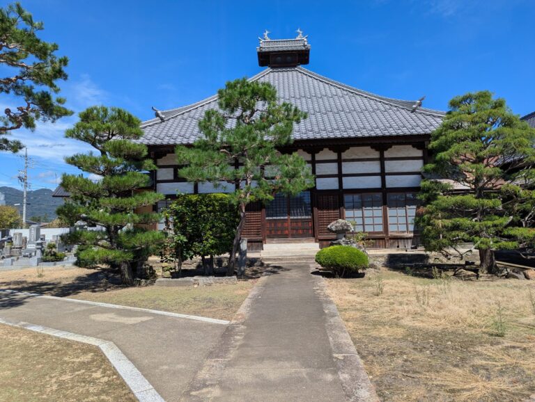 池翁禅寺の本堂と鐘楼（長野市稲里町下氷鉋）