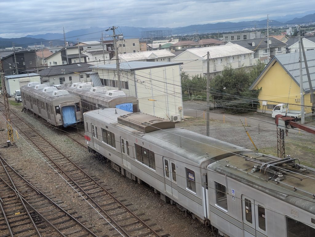 須坂駅構内の側線に停車する銀色の列車