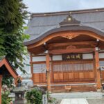 長野市青木島町大塚・長徳寺の本堂。三つ葉葵と六文銭の装飾