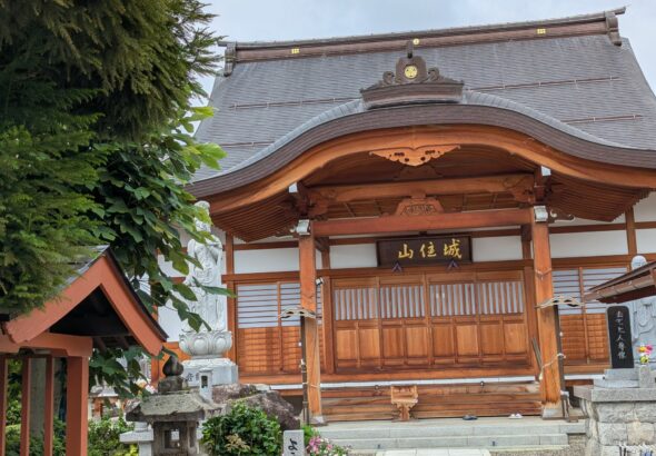 長野市青木島町大塚・長徳寺の本堂。三つ葉葵と六文銭の装飾