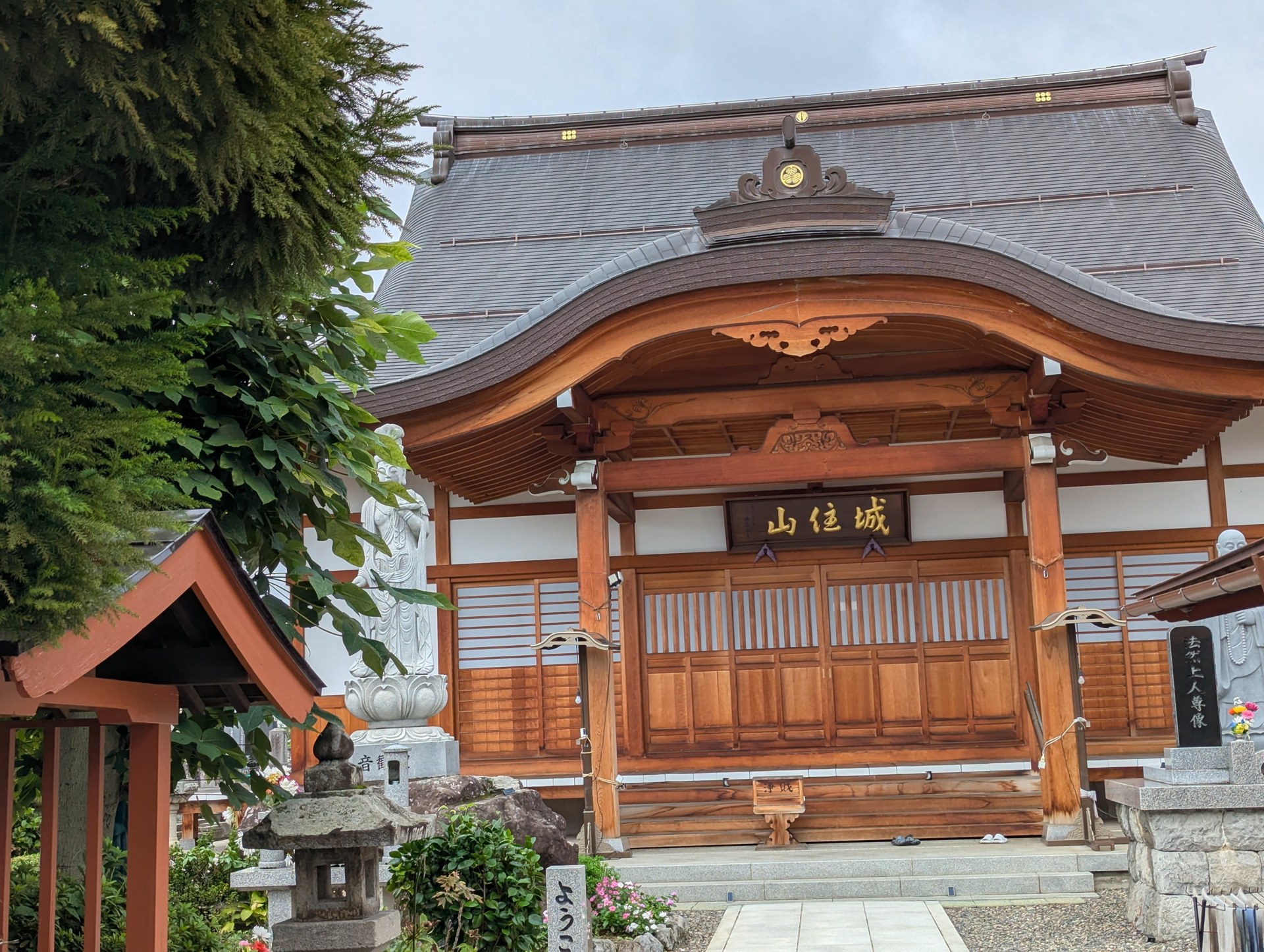 長野市青木島町大塚・長徳寺の本堂。三つ葉葵と六文銭の装飾