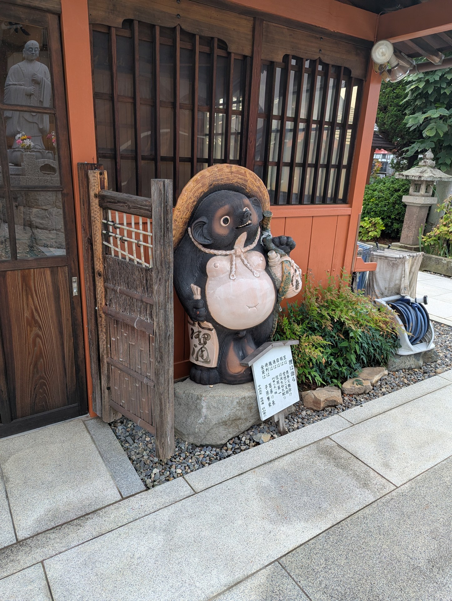 境内で出会った親しみ深いたぬきの像