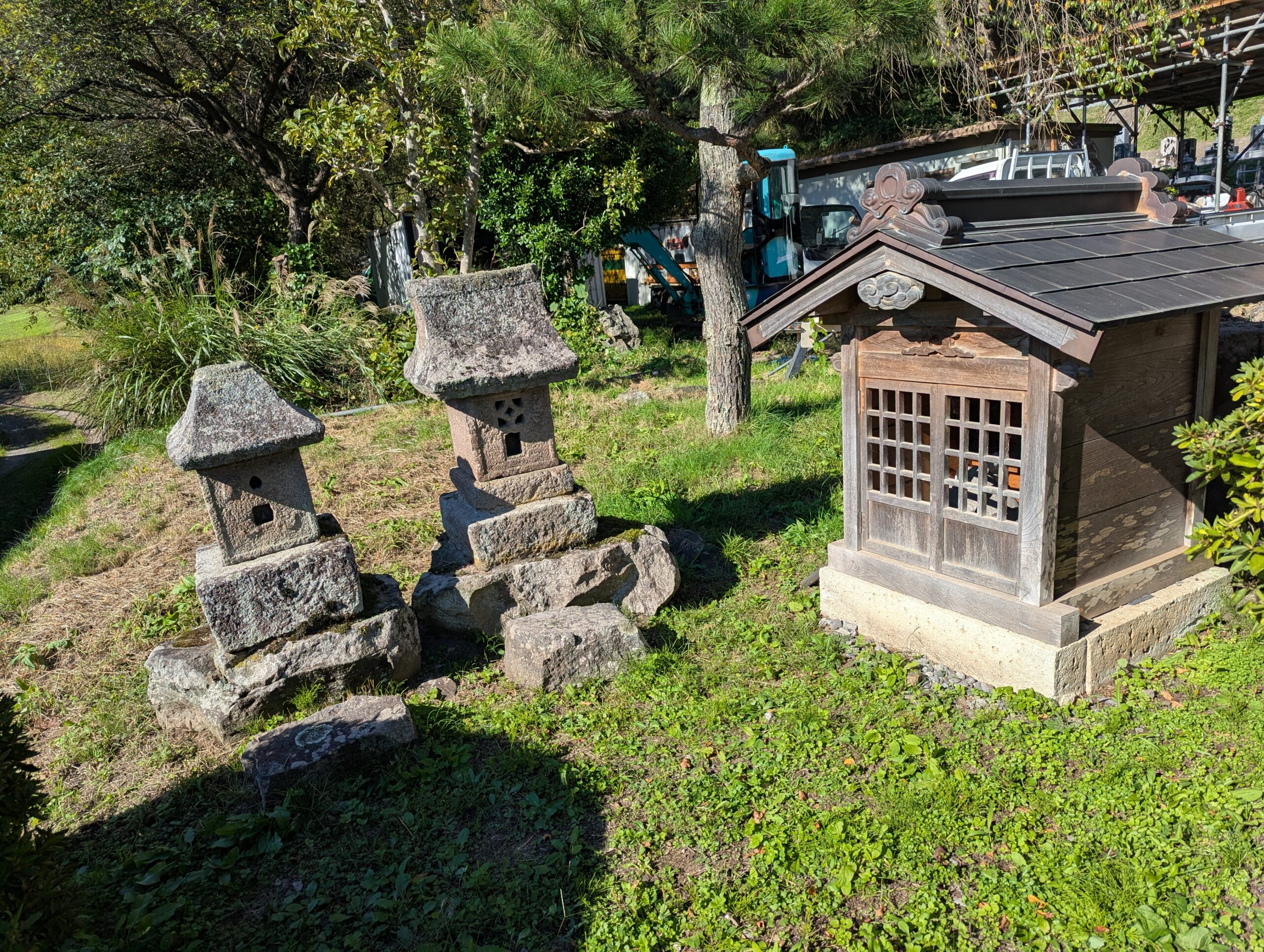 海福寺境内の二基の石灯籠と木の小さな祠