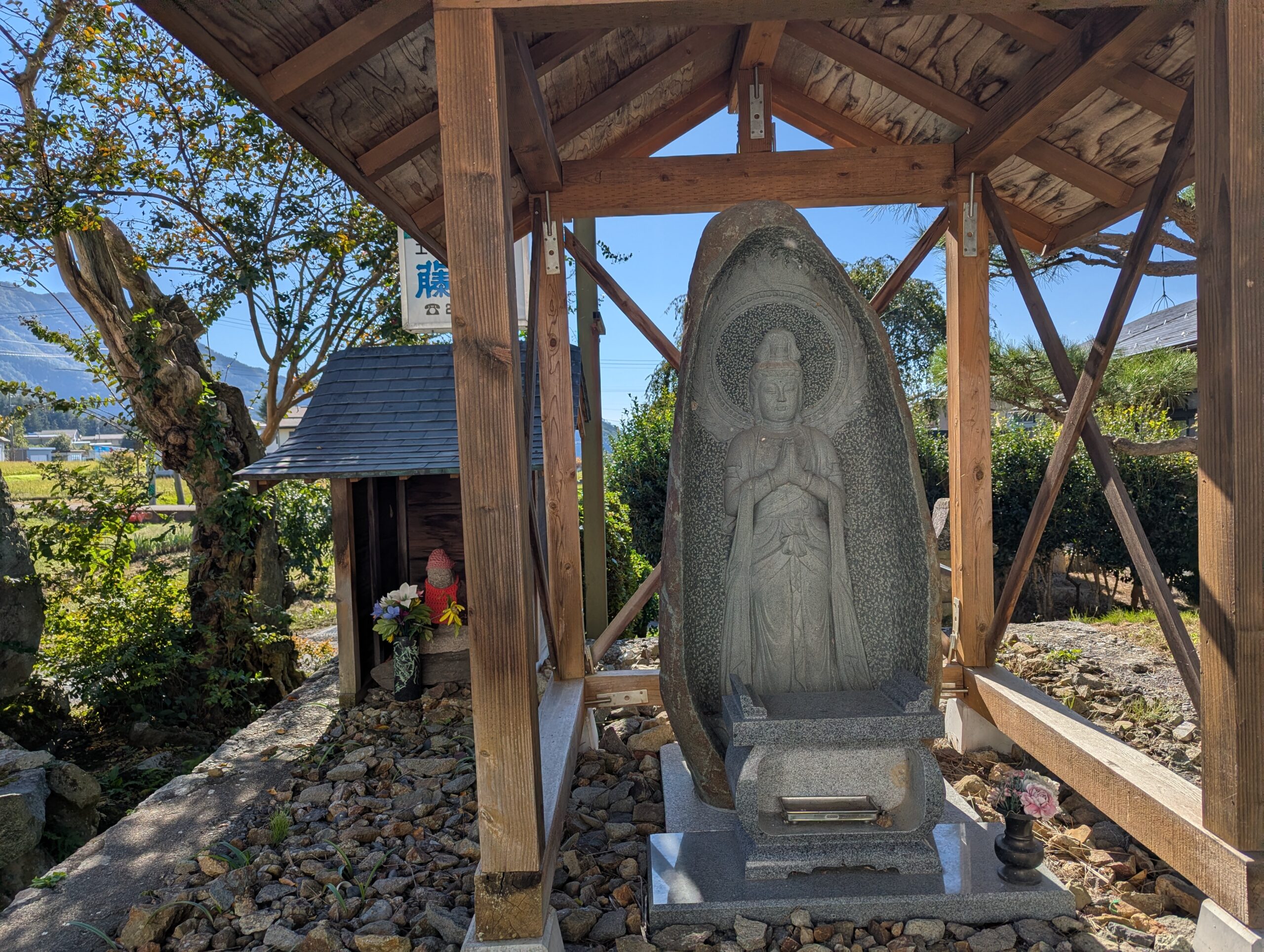 海福寺境内の覆い屋の下にある合掌する石の立像