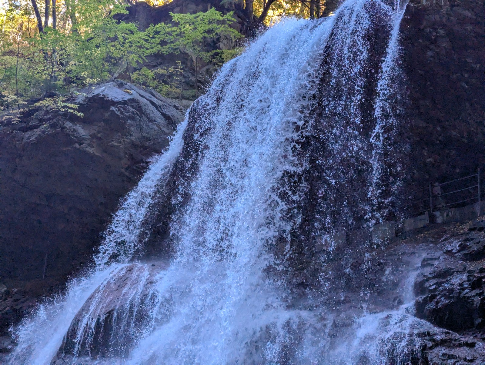 岩肌を白く覆いながら落ちる雷滝の水の流れ